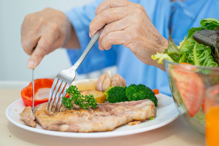 Ältere Person isst gesunde, für Diabetiker geeignete Nahrung